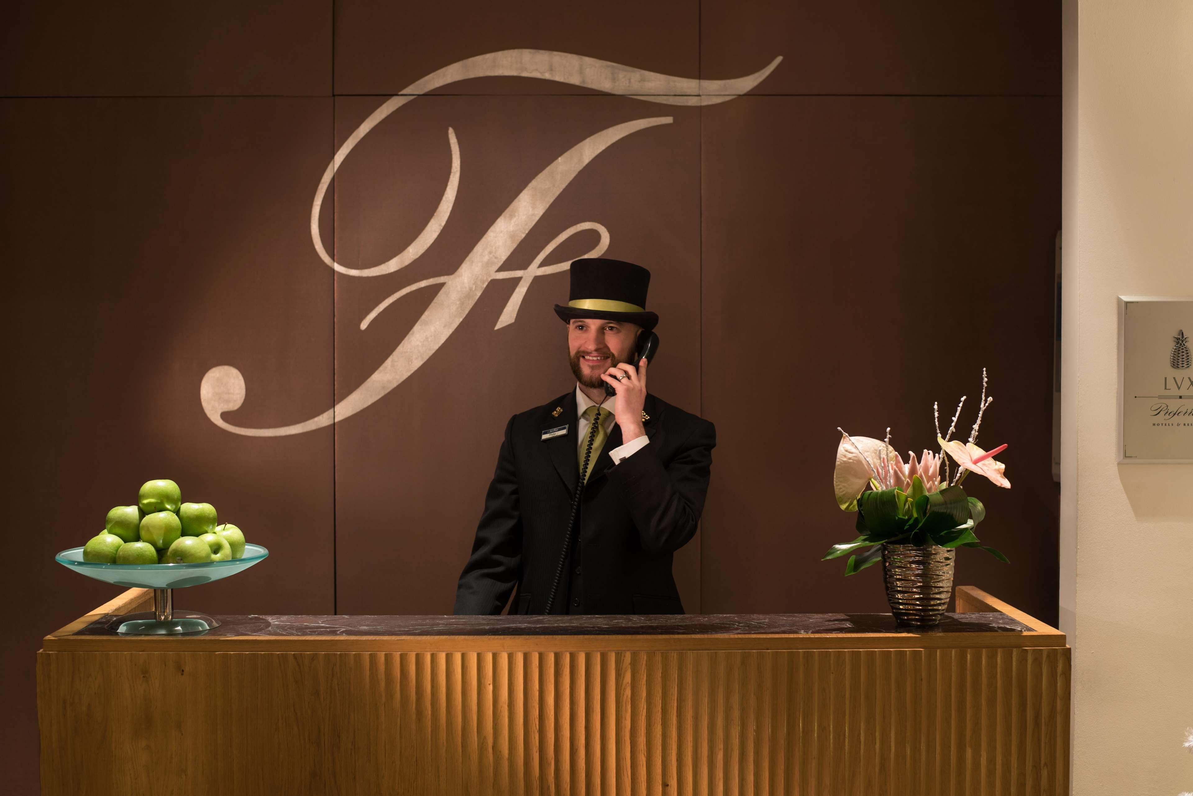 The Fitzwilliam Hotel Belfast Zewnętrze zdjęcie Concierge at the Four Seasons Hotel, Milan